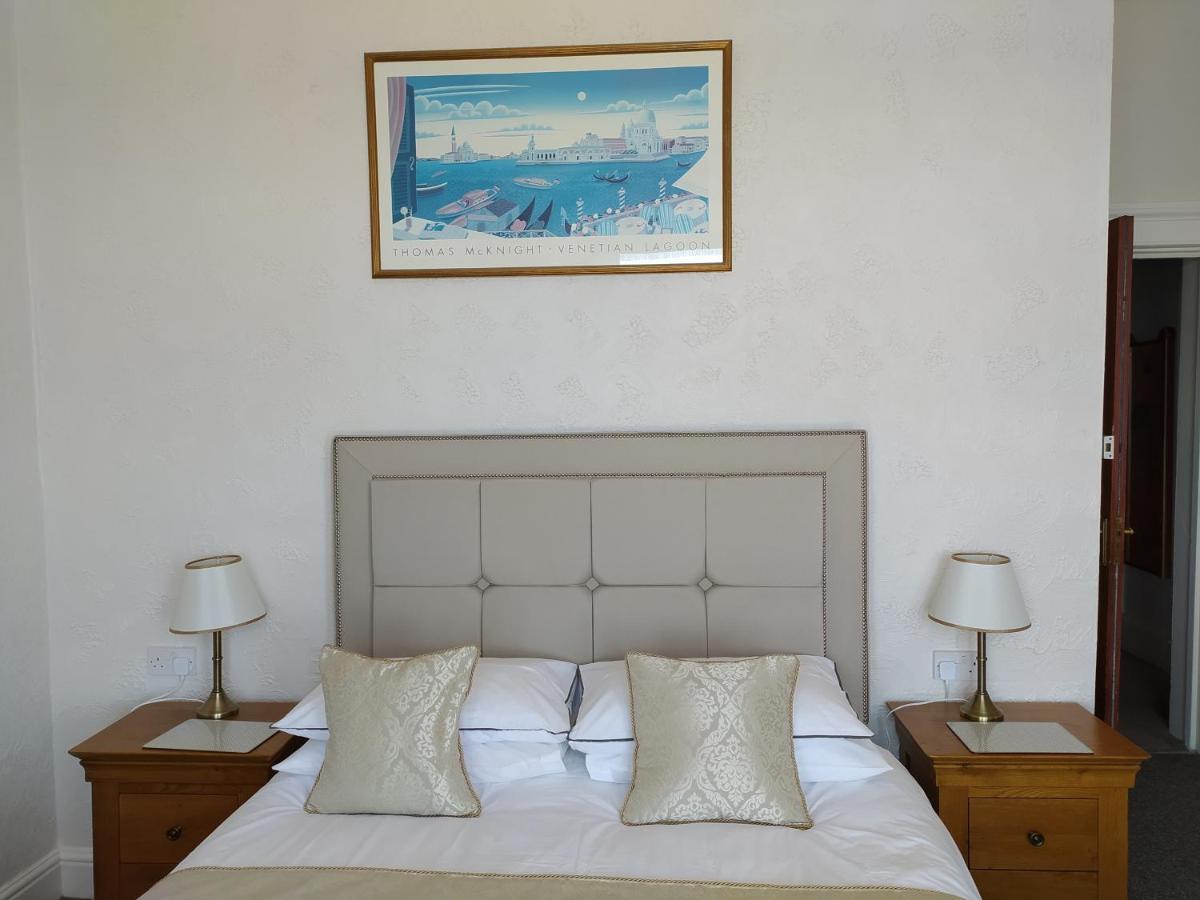 랜디드노 Frosty Towers B&B 외부 사진